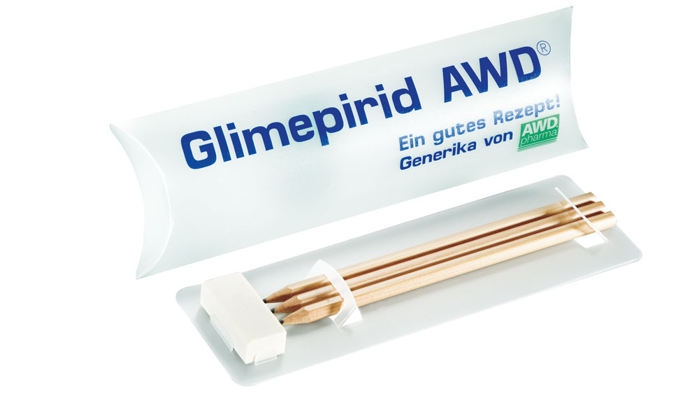 Eine offene Packung mit der Aufschrift „Glimepirid AWD“ mit dem Slogan „Ein gutes Rezept“ und „Generika von AWD pharma“. In der mit fortschrittlichen Drucktechniken bedruckten Verpackung befinden sich drei Bleistifte.